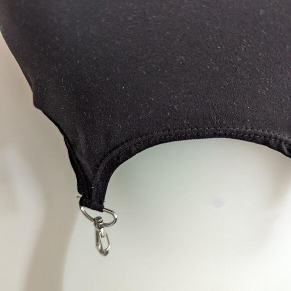 Black crop top with garter - Picture 2 of 2